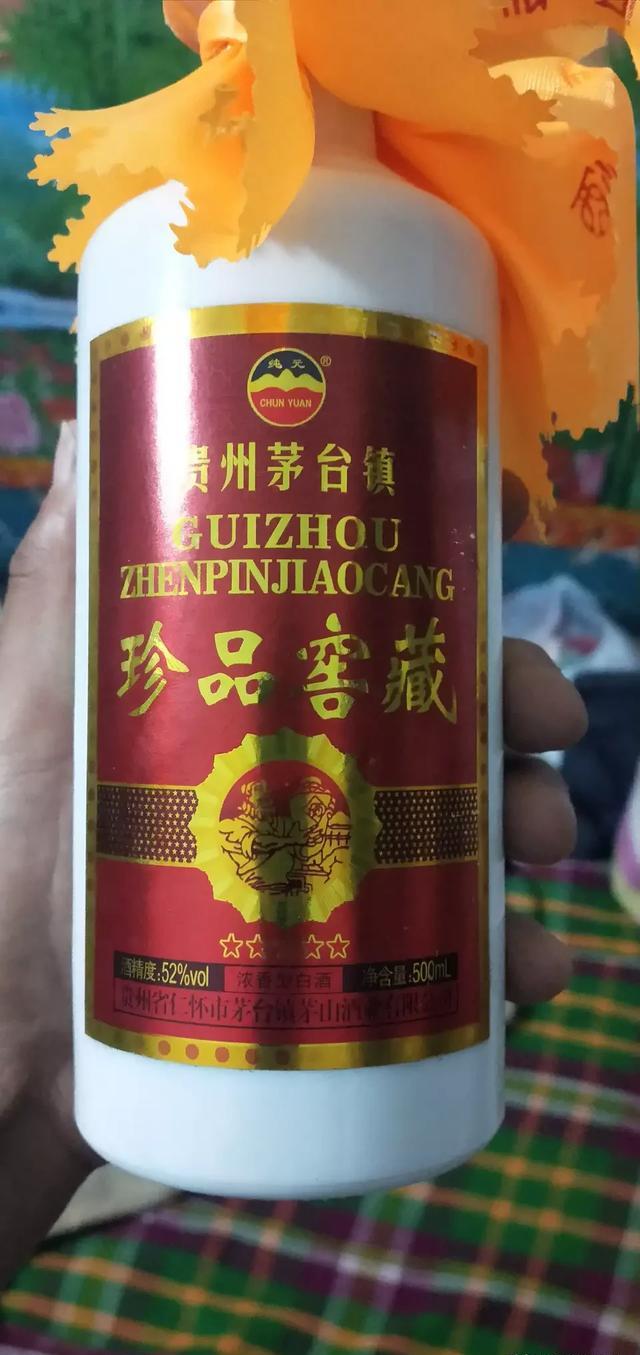 家里有瓶白酒，没有日期也不知道叫什么？还能喝吗？