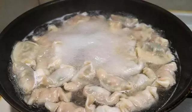 煮水饺是冷水下锅还是开水下锅？