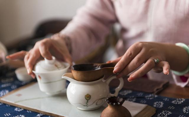 用盖碗泡茶怎么不烫手？